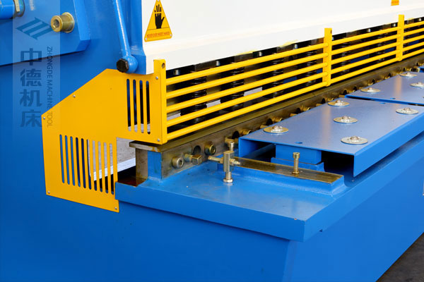 ZDSK-1232剪板机接纳滚珠前托料板,不划伤不锈钢板材外表,并接纳高品德压料油缸,不渗油不会在板材外表留有油污.jpg ZDSK-1232剪板机接纳滚珠前托料板,不划伤不锈钢板材外表,并接纳高品德压料油缸,不渗油不会在板材外表留有油污.jpg